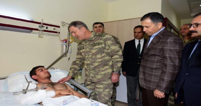 Genelkurmay Başkanı Akar'dan yaralı askerlere ziyaret