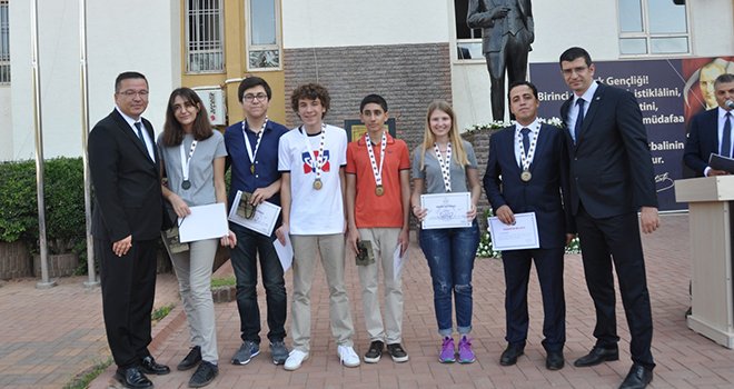 GKV’nin Türkiye münazara şampiyonlarına ödül yağdı