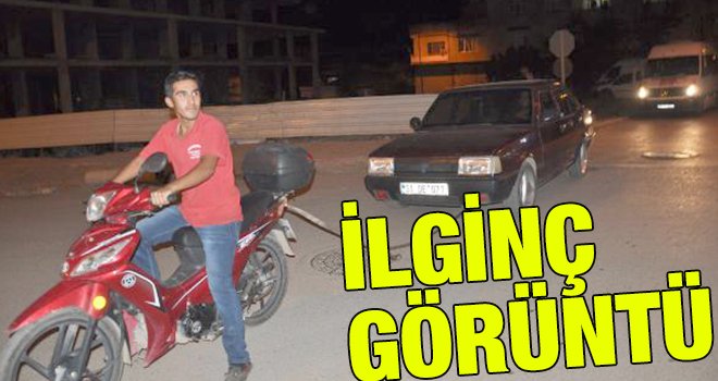 Gücüne bakmadan otomobili, motosiklete bağlayıp ittiler