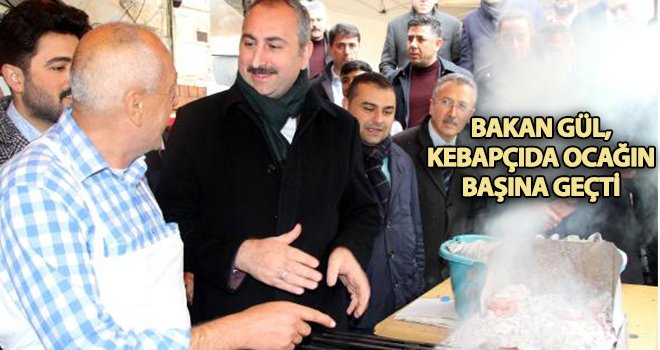 Gül, pişirdiği kebapları vatandaşlara ikram etti