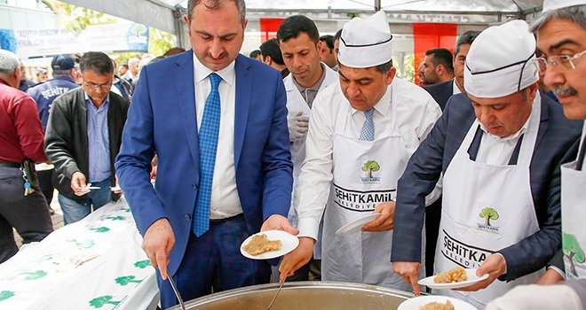 Gül, Tayyar ile Fadıloğlu cami cemaatine helva dağıttı