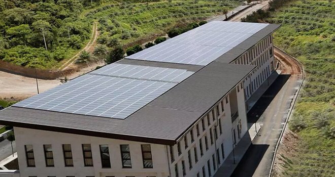 Güneş Panelleri ile Enerji Üreten İlk Üniversite