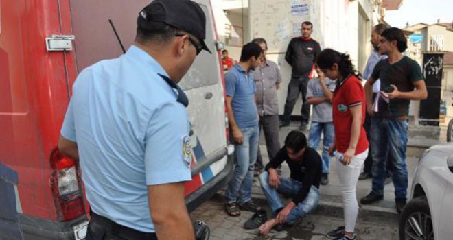 Hafif Ticari Aracın Çarptığı Suriyeli Yaralandı