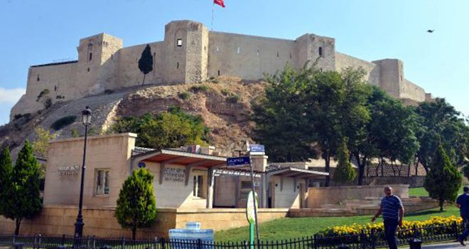 Halep özlemini Antep Kalesi'ni seyrederek gideriyorlar