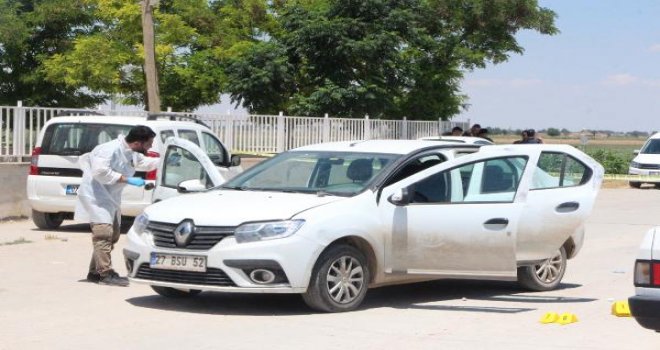 Havaya ateş açılarak durdurulan otomobilde 4 çuval oy pusulası ele geçti