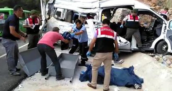 Havran'da Suriyeli'lerin minibüsü devrildi: 9 Ölü