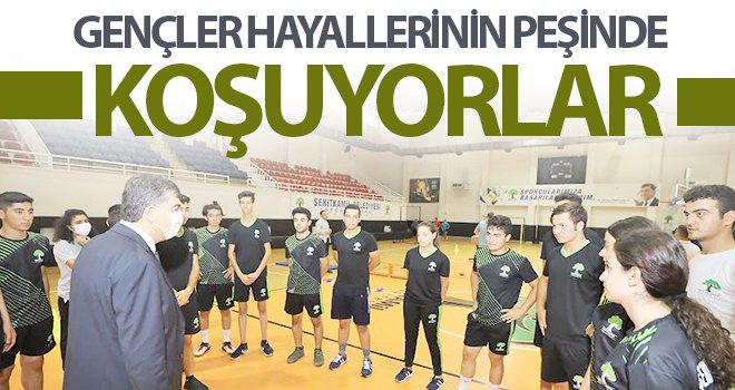 Hayallerinin peşinde koşan gençlere Fadıloğlu desteği