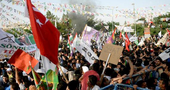 HDP MİTİNGİNDE PATLAMA: YÜZLERCE YARALI VAR