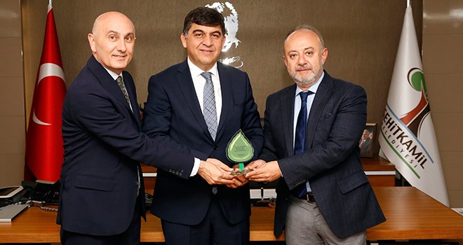 HKÜ heyetinden Fadıloğlu'na “Teşekkür Plaketi”