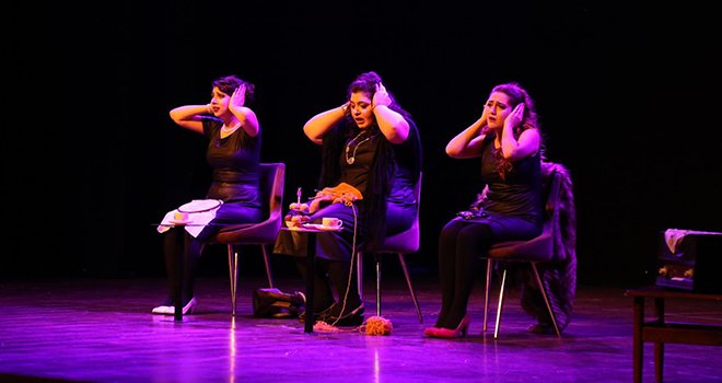 HKÜ'de öğrencilerin sahnelediği oyuna büyük beğeni