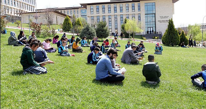 HKÜ’den Kitap Okuma Projesine destek