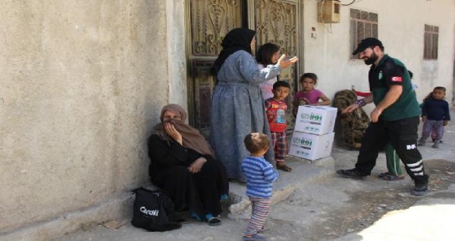 İHH'dan Cerablus'taki Suriyelilere ekmek ve sıcak yemek