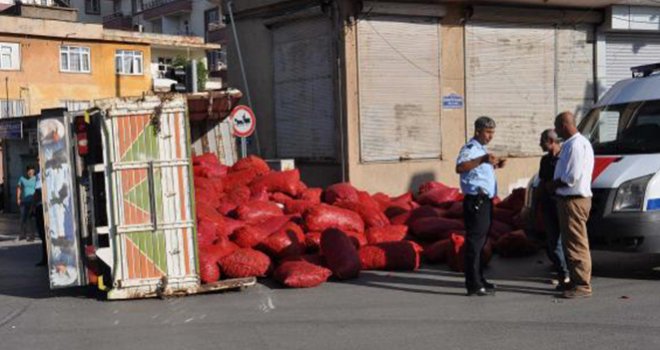 İslahiye’de biber yüklü kamyon devrildi: 2 yaralı
