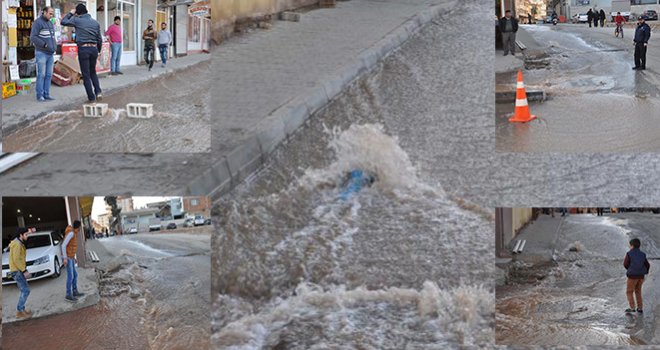 İslahiye'de Boru Patladı, Tonlarca Su Yola Aktı