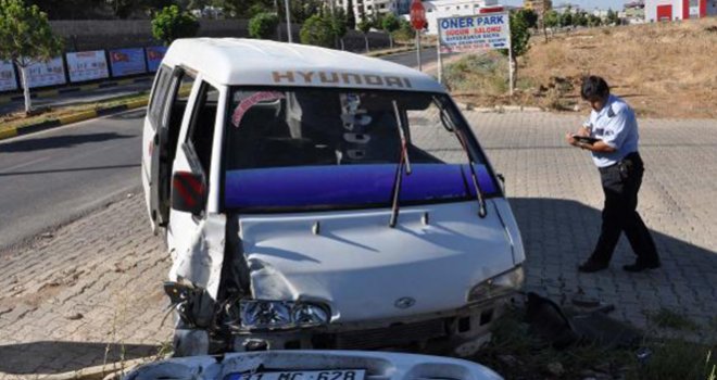 İslahiye'de otomobil ile minibüs çarpıştı: 2 yaralı