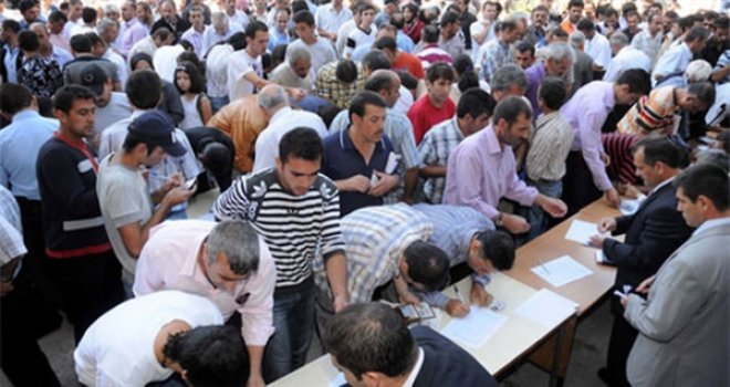 İşsizlik Nisan'da yüzde 9.3, çalışan üç kişiden biri kayıt dışı