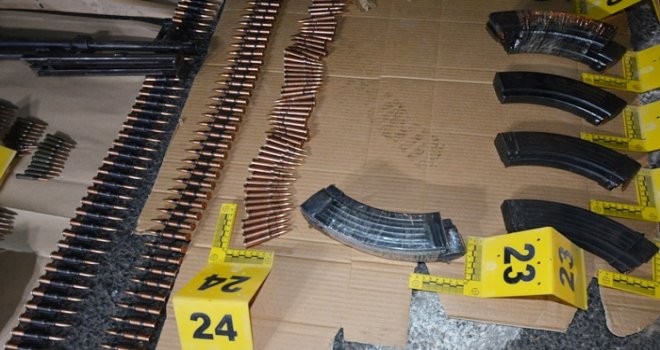 DURDURULAN MİNİBÜSTEN CEPHANELİK ÇIKTI