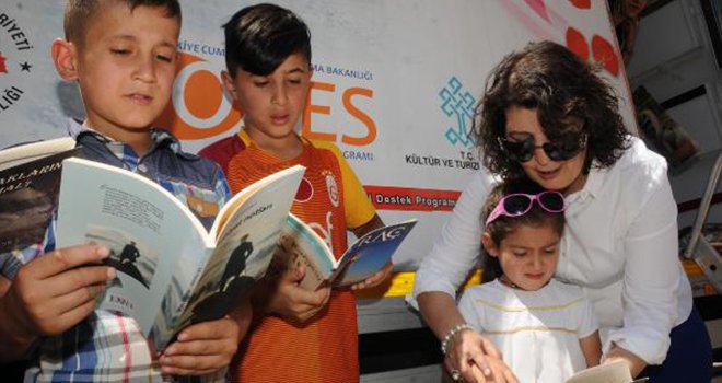 Kütüphane müdürü köy köy dolaşıp kitap dağıtıyor