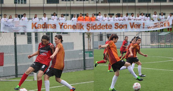 Kadınlardan, kadına şiddete karşı yağmur altında maç