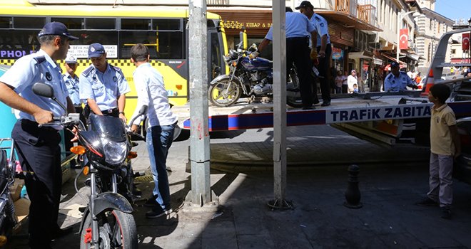 Kaldırımlara Park Edilen Motosikletler Toplanıyor
