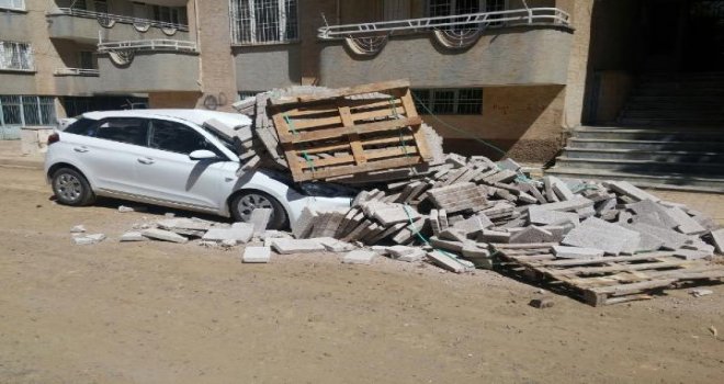 Kamyondan dökülen beton plakalar, otomobili hurdaya çevirdi