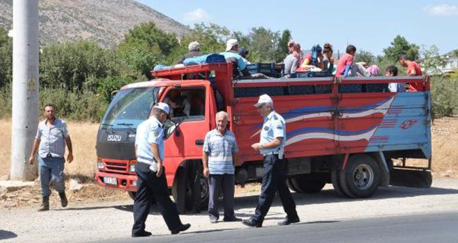 KAMYONET KASASINDA TEHLİKELİ YOLCULUK