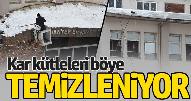 Kapı girişi çatısına düşen kar kütleleri vinç yardımıyla temizleniyor