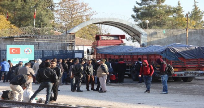 Karkamış Gümrük Kapısı'nda geçişler devam ediyor