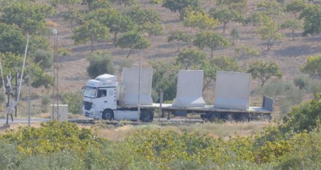 KARKAMIŞ SINIRINA BETON BLOK SEVKİYATI