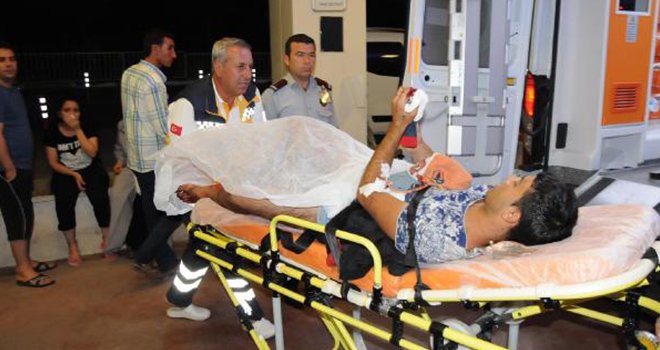 Kavgada karnından bıçakla yaralandı