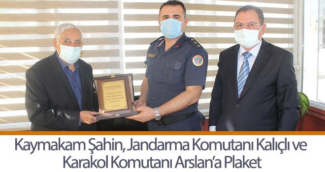 Kaymakam Şahin, Jandarma Komutanı Kalıçlı ve Karakol Komutanı Arslan’a Plaket