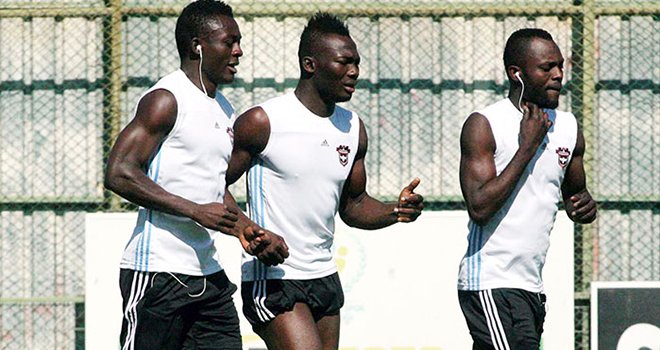 Kırmızı-Siyahlı yabancıların müzik keyfi