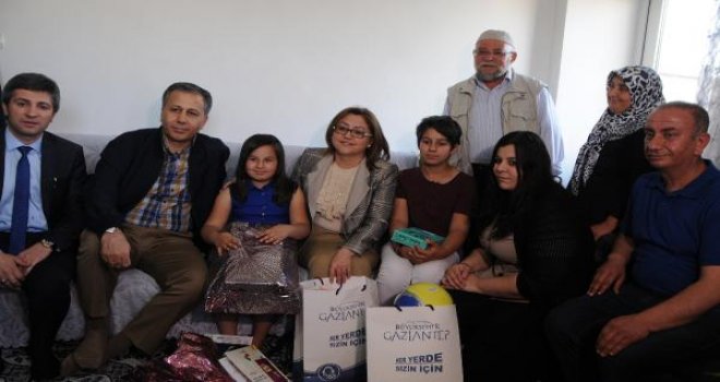 Kitabı yırtıldığı için ağladı, izlenme rekoru kırdı