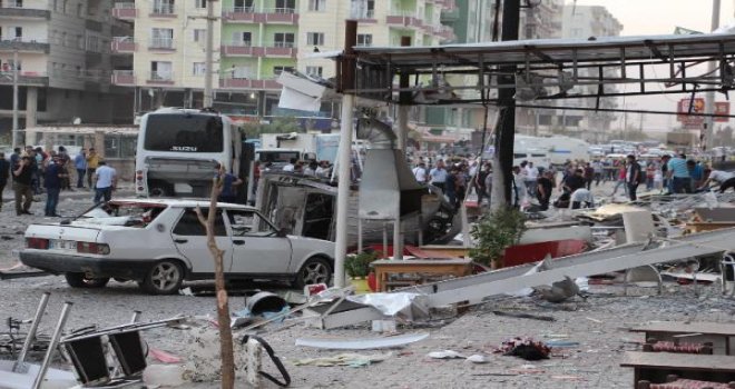Kızıltepe'de PKK bombalı araçla saldırdı; 1 polis şehit