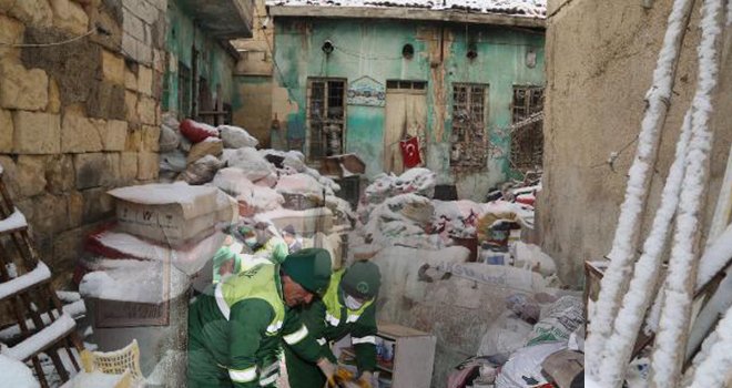 Koku gelen evden 4 kamyon çöp çıktı...