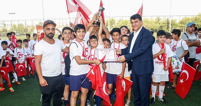 Kupalar gururla havalandı