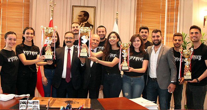 Kupalarını Rektör Gür’e sundular