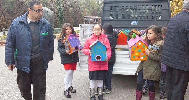 KUŞLARIN YUVALARINI MİNİK ÖĞRENCİLER YAPTI