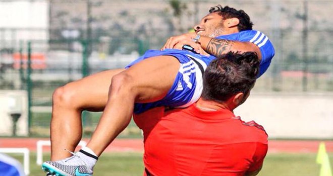 Kutlu Alanzinho’yu omuzlayıp götürdü!