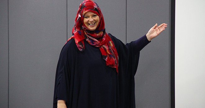 Lauren Booth HKÜ öğrencilerine ders verecek