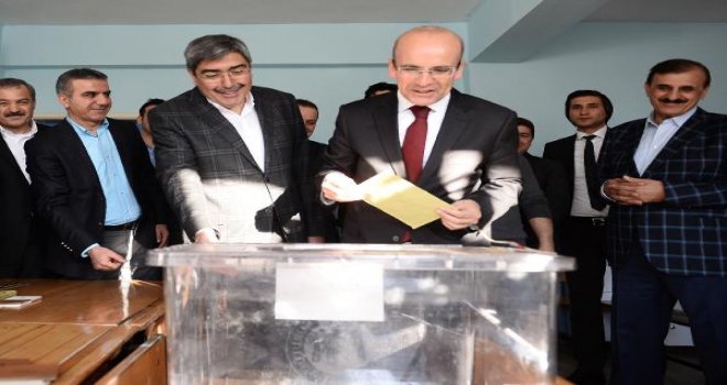 Mehmet Şimşek, Gaziantep'te oy kullandı