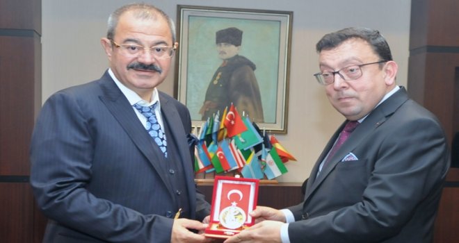 Mehmetçik Vakfı'ndan Konukoğlu'na plaket