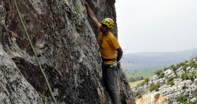 Milli dağcı, doğa tahribatı için tırmandı