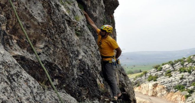 Milli dağcı, Gaziantep'te doğa tahribatı için tırmandı