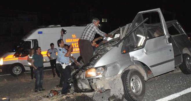 MİNİBÜS TIR'A ÇARPTI: 2 ÖLÜ, 1 YARALI