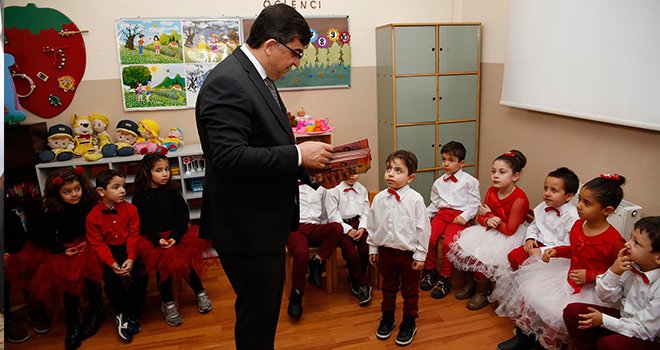 Minikler karnelerini fadıloğlu'nun elinden aldı