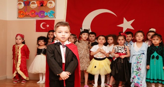 Miniklerden evrensel İstiklal Marşı gösterisi