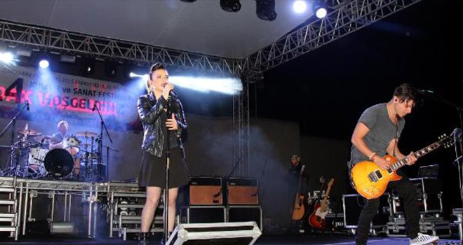 Model grubu Zonguldak'ta konser verdi