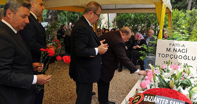 Naci Topçuoğlu, mezarı başında dualarla anıldı