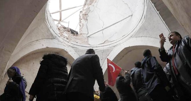 Namazın 2 dakika erken kılınması onlarca kişi kurtuldu